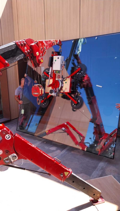 Minigr�a UNIC URW-095 equipada con la ventosa Kappel S2...