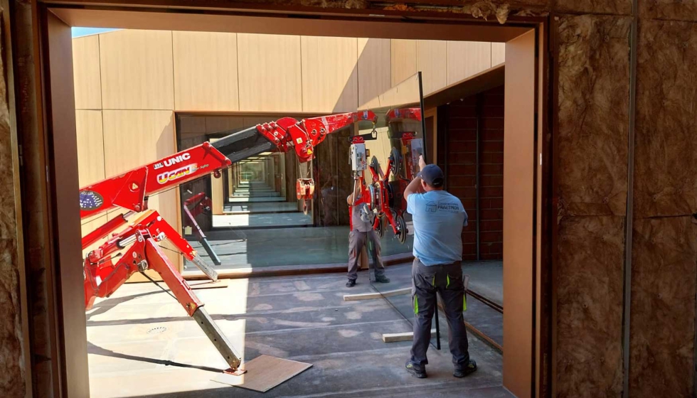 La intervenci�n de la minigr�a URW-095 fue fundamental para instalar los acristalamientos que permiten la entrada de luz solar directa al interior...