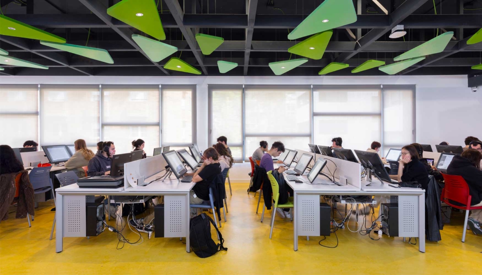 Otro de los espacios de trabajo del campus con mobiliario Actiu. Foto: Maxi Conesa