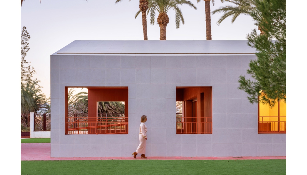 La fachada sobria contrasta con el interior de este espacio, donde la cermica se convierte en un recurso funcional, pero tambin expresivo...