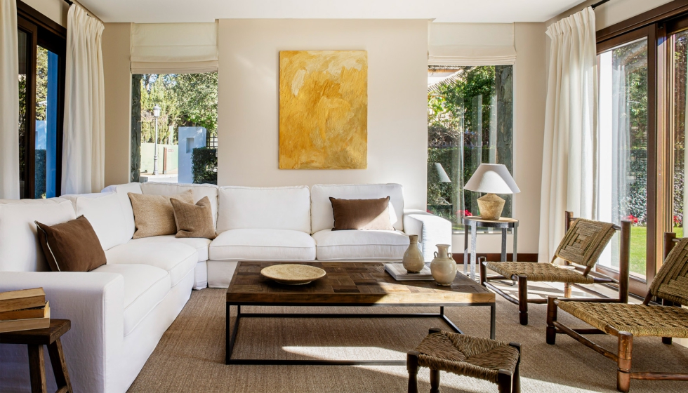 Detalle del comedor donde destacan materiales que conectan con la naturaleza. Foto: Bel�n Imaz