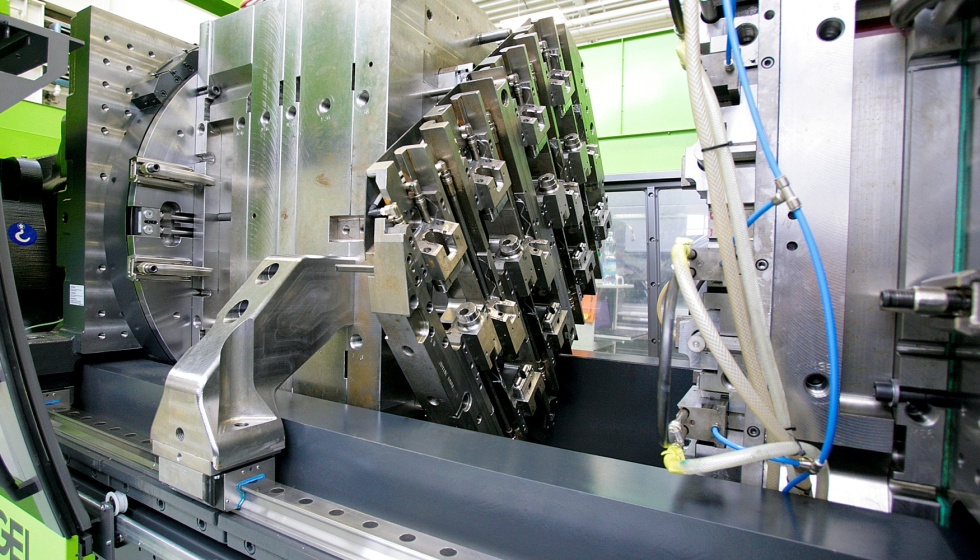 Graas  sua tecnologia sem colares, a srie Engel victory oferece amplo espao para moldes grandes e automao extensa...