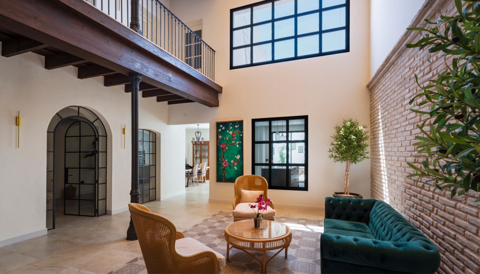 E-28 de Extrual ofrece una gran variedad de soluciones, gracias a su extensa gama de perfiles y accesorios compatibles con las correderas E-15 y E-21...