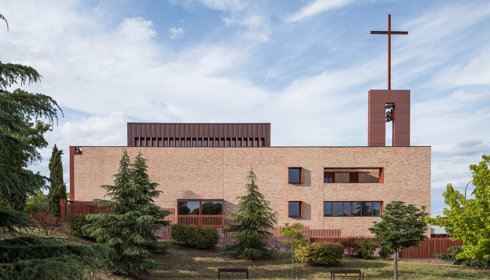 Imagen del Centro Parroquial San Benito Menni en Carabanchel (Madrid) que destaca por el uso del ladrillo en su fachada...