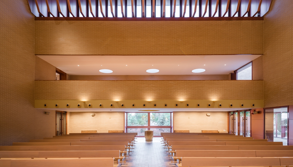 Interior de este edificio de culto que da respuesta a las necesidades lit�rgicas actuales
