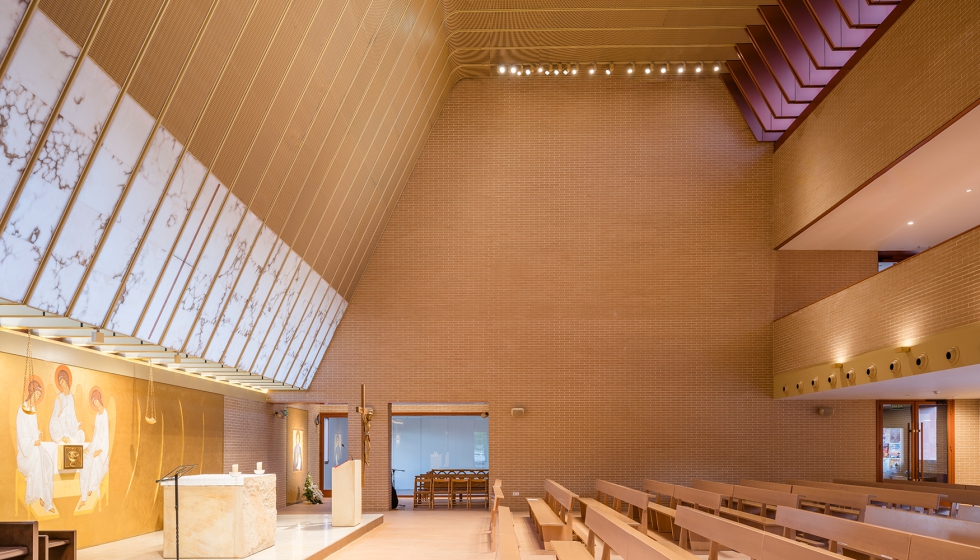 El estudio de la luz natural mediante costillas de aluminio y alabastro es uno de los aspectos de este proyecto de Tresunouno...