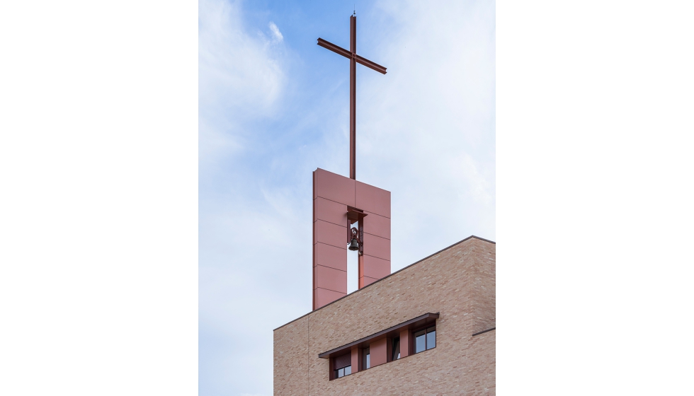 Instant�nea del campanario elevado en una de las esquinas de la cubierta de esta parroquia