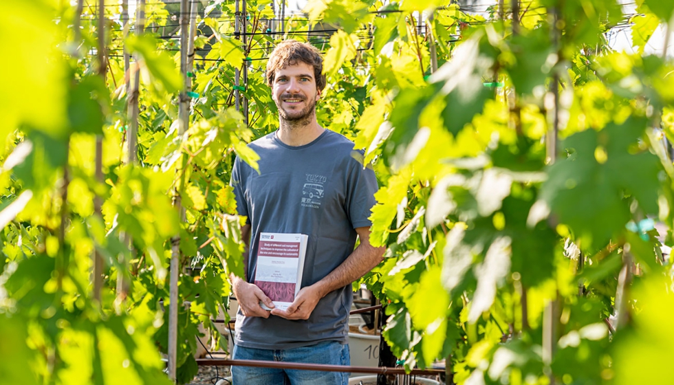 El doctor Andreu Mairata Pons posa con el volumen de su tesis en un vi�edo del ICVV en la finca de La Grajera