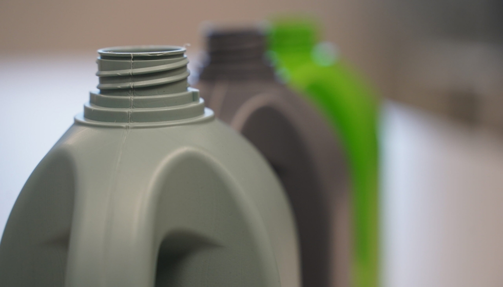 Botellas para aplicaciones de detergencia con incorporación de plástico reciclado postc nsumo