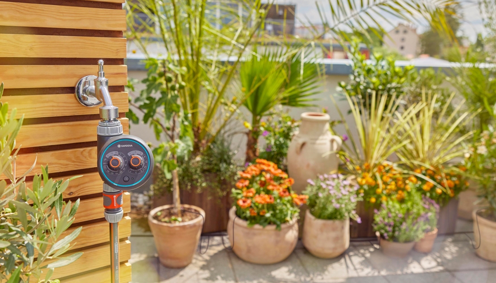 El programador Easy Plus de Gardena funciona con pilas y simplemente se conecta al grifo