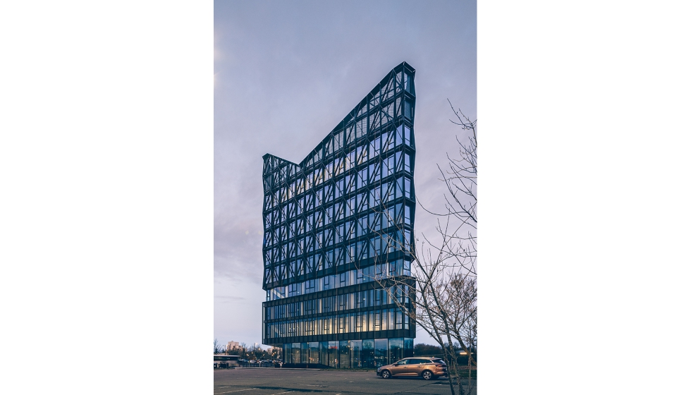 A forma trapezoidal do edifcio mergence, combinada com o vidro transparente e as fachadas de alumnio escuro, evoca a imagem de um diamante...