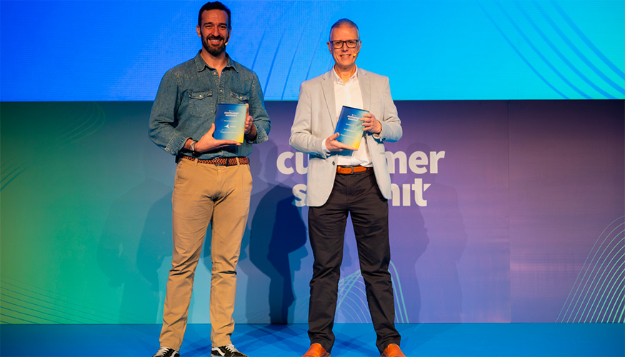 �lvaro de Ram�n, jefe de Divisi�n Experiencia Cliente en Aena, recogiendo el galard�n otorgado por Liferay