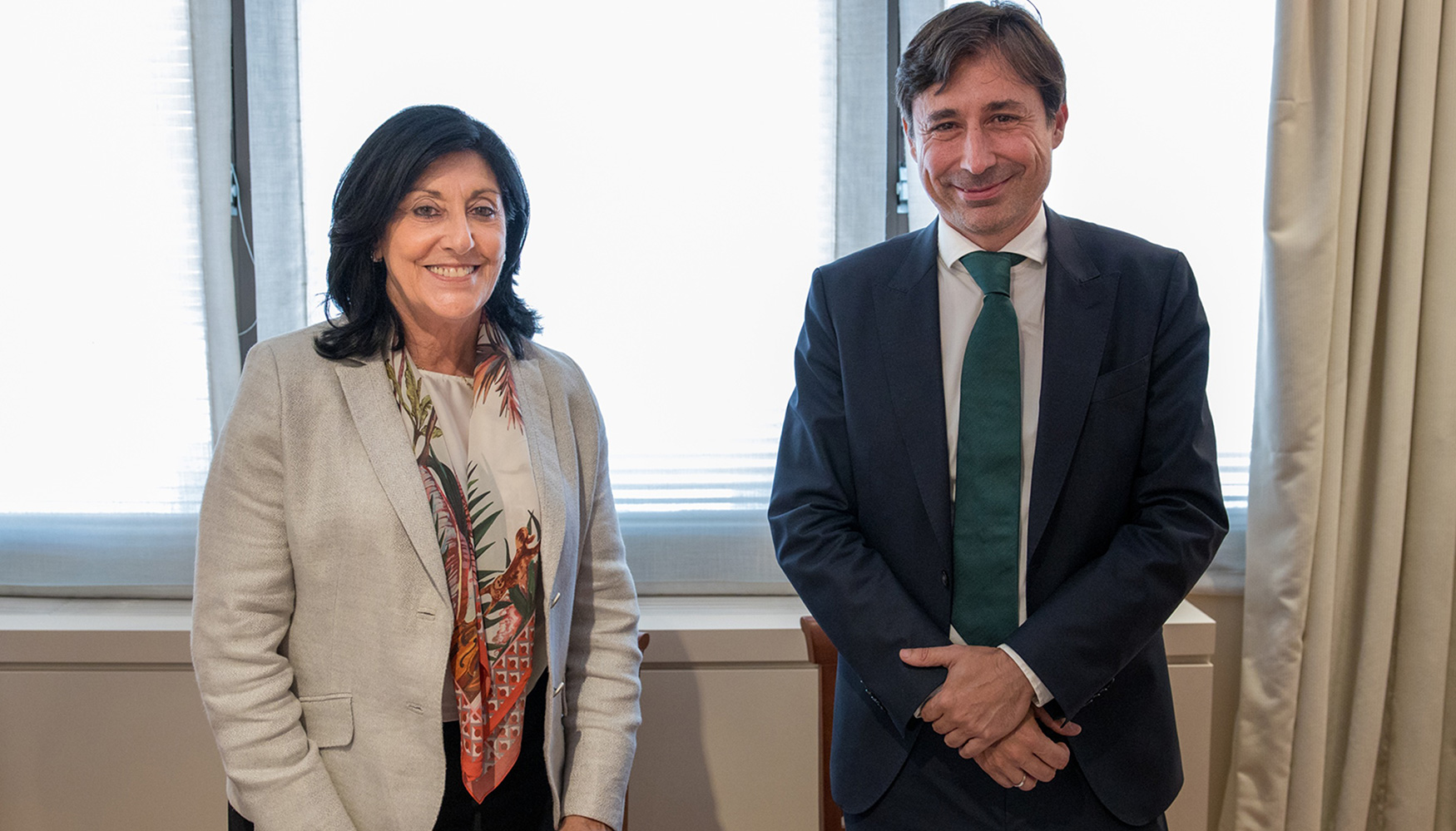 El acuerdo ha sido firmado por la secretaria de Estado directora del CNI, Esperanza Casteleiro, y el presidente de Microsoft Espaa, Paco Salcedo...