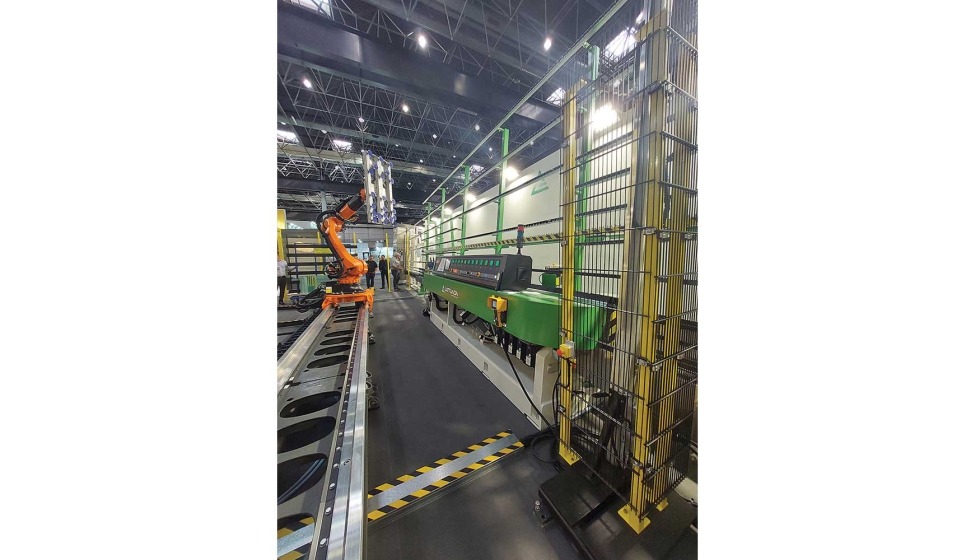 La canteadora TLR 12 C PC es el ncleo de una lnea robtica Lattuada-Knittel, que incluye un robot KUKA sobre un sptimo eje...