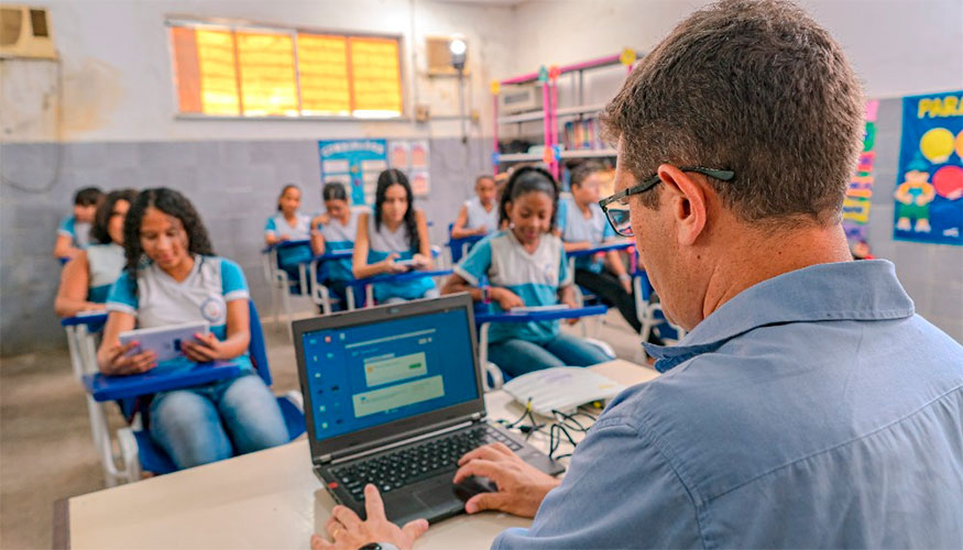 Visita del equipo ProFuturo a una escuela en Ruanda. (Foto: cedida por ProFuturo)