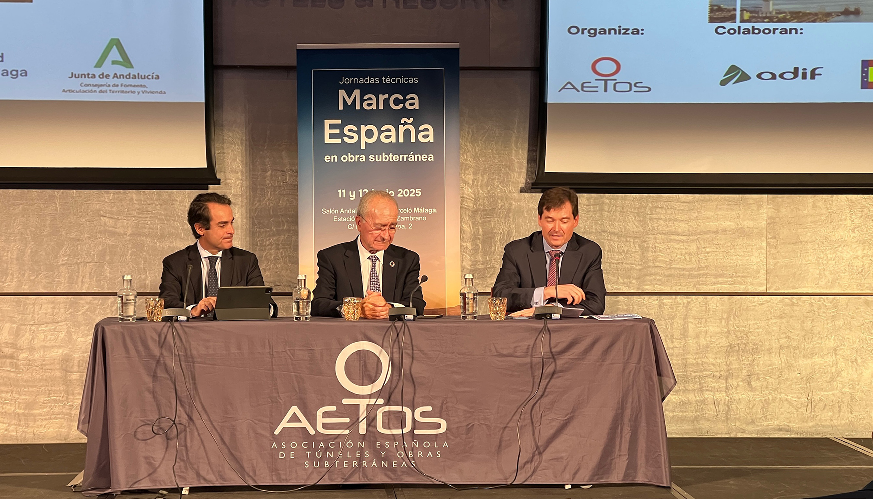 De izquierda a derecha...