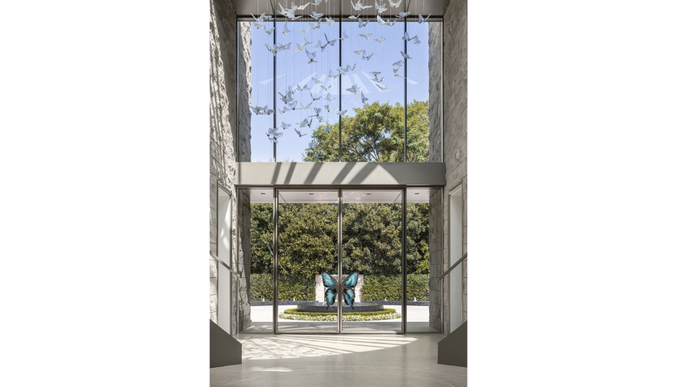 Papillon es un �chanderlier� cuya composici�n crea un elegante enjambre de mariposas