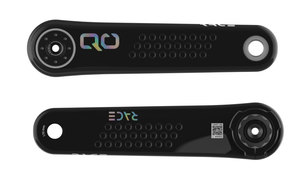 El diseo con acabado en carbono crudo y detalles hologrficos aporta una identidad visual nica a las bielas QO RACE