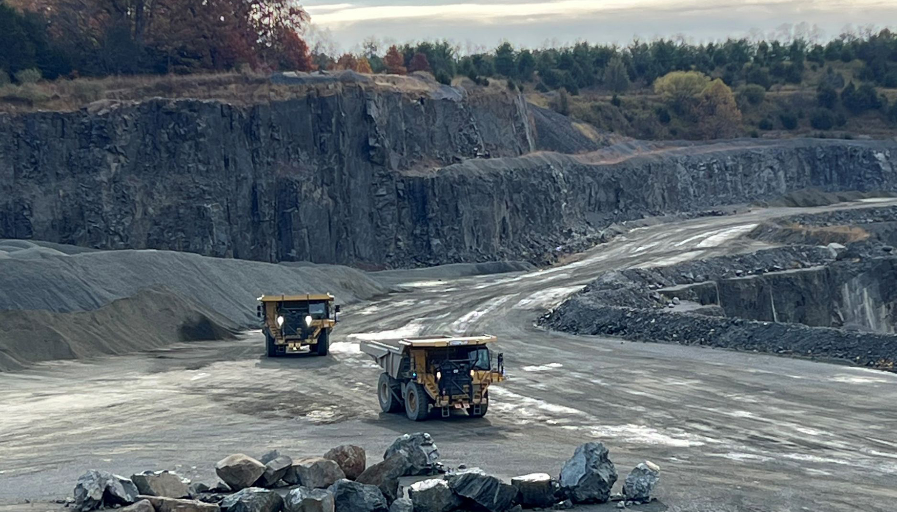 Dmperes Cat 777G autnomos trabajando en la cantera Bull Run