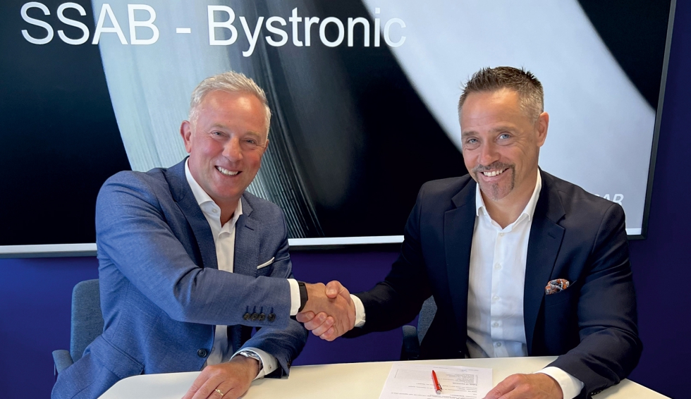 A la izq., Domenico Iacovelli, CEO de Bystronic, en el momento del acuerdo con Joachim Larsson, CTO de SSAB Europe...