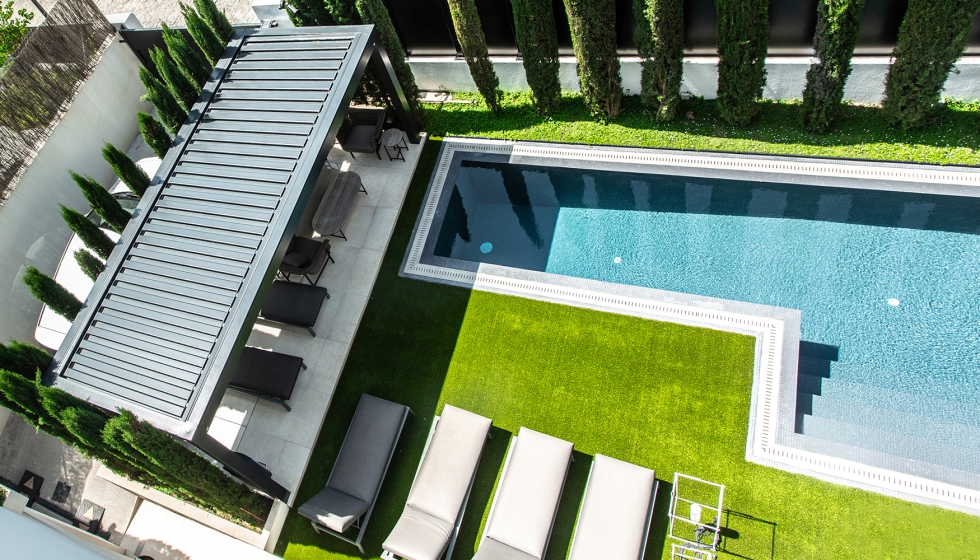 P�rgola bioclim�tica Kedry Prime, instalada en el espacio adicional