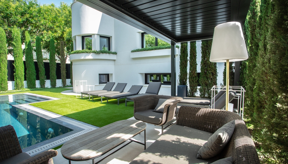 El color de ambas p�rgolas es el negro mate, en contraste con el blanco de la fachada y el edificio