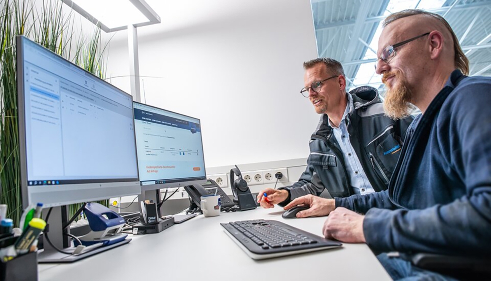 Horst Zimmermann accede a los datos de sus m�quinas en pioneersClub, mientras que Stefan Betzing brinda asesor�a personalizada...