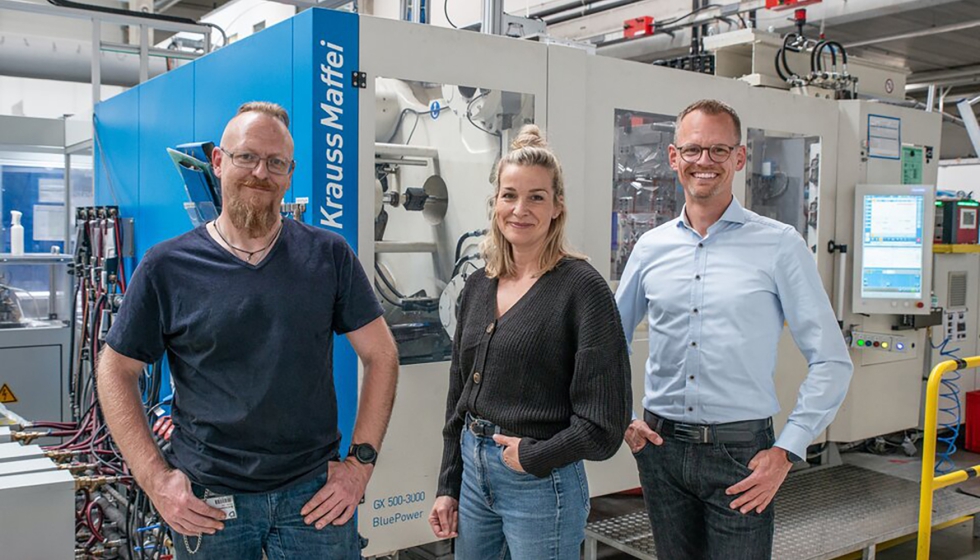 Colaboraci�n estrecha entre Horst Zimmermann (Demmel AG), Carolin Bernhard (Marketing Demmel AG) y Stefan Betzing (KraussMaffei) frente a la GX 500...