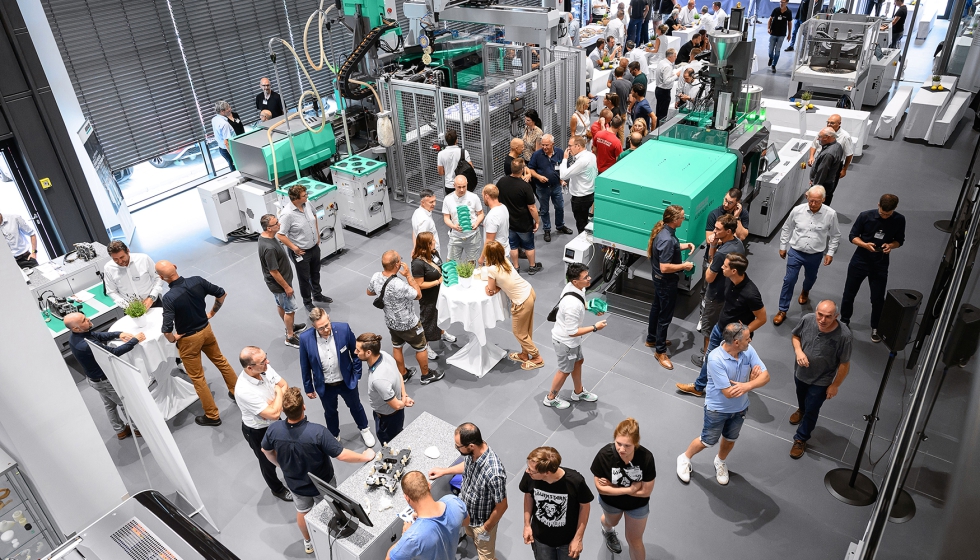 Jornada de puertas abiertas. Unos 170 clientes y socios aprovecharon la ocasi�n para conocer de primera mano el modernizado ATC Rednitzhembach...