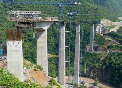 Este tramo de 36 km de longitud atraviesa la sierra Madre oriental