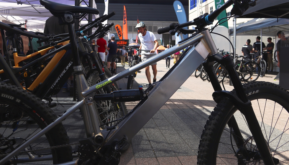 La peculiar (e impresionante) bici de Abums, una start-up vasca, estuvo visible en el stand de Mahle, y tambin en su propio stand en el interior...