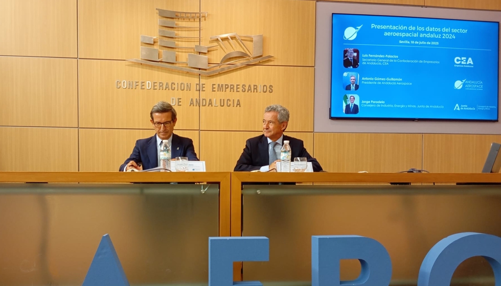 De izquierda a derecha: el consejero de Industria, Jorge Paradela, y el presidente de Andaluca Aerospace, Antonio Gmez Guillamn...