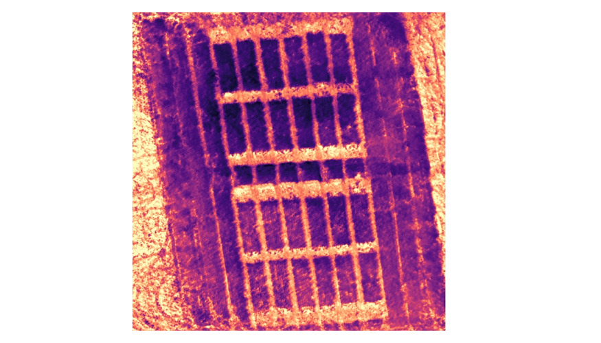 Figura 2. a) Equipo de vuelo para generar informaci�n espacial de los ensayos y b) ortomosaico t�rmico de ensayos de trigo en Sevilla...