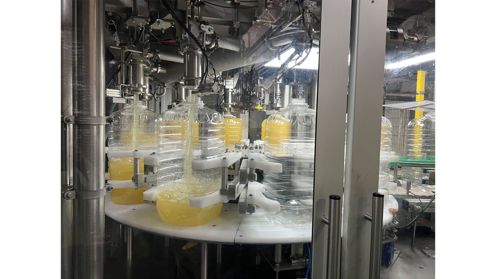 Mquina llenadora en la planta envasadora en Osuna