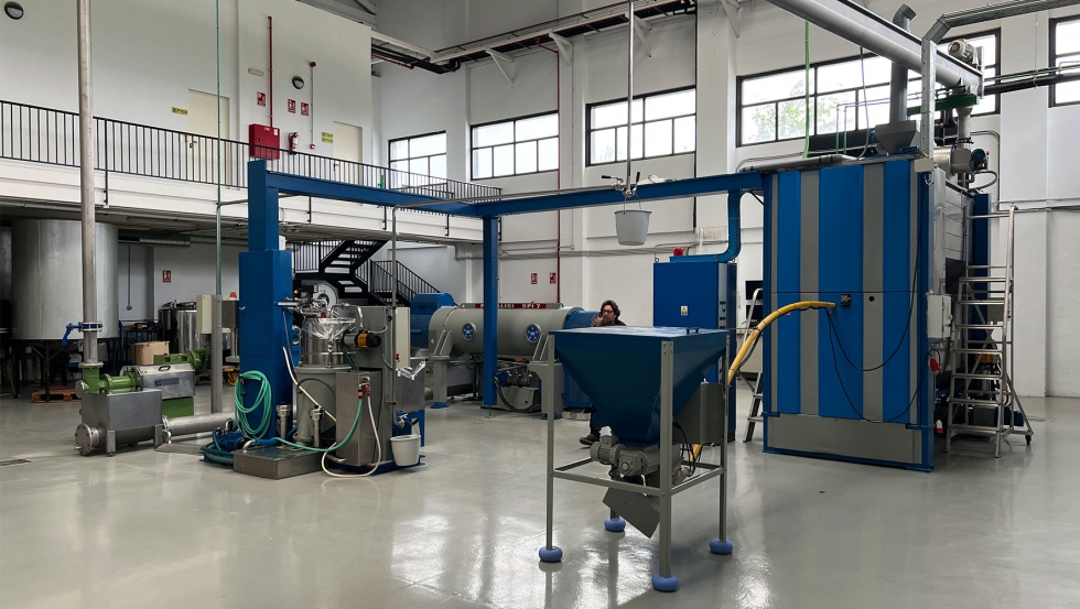 En las instalaciones del Instituto de la Grasa (CSIC) disponen de una pequea almazara con la que llevan a cabo sus investigaciones...