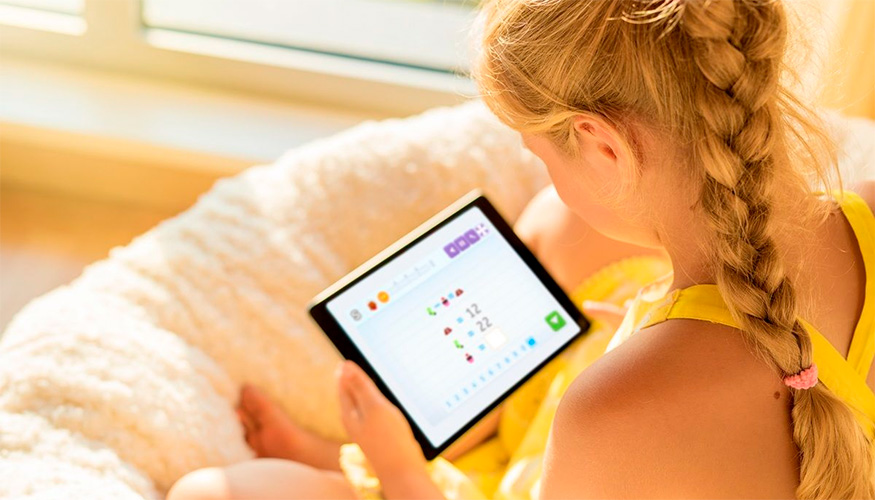 Ni�a haciendo sesi�n Smartick. Autor/copyright: Smartick