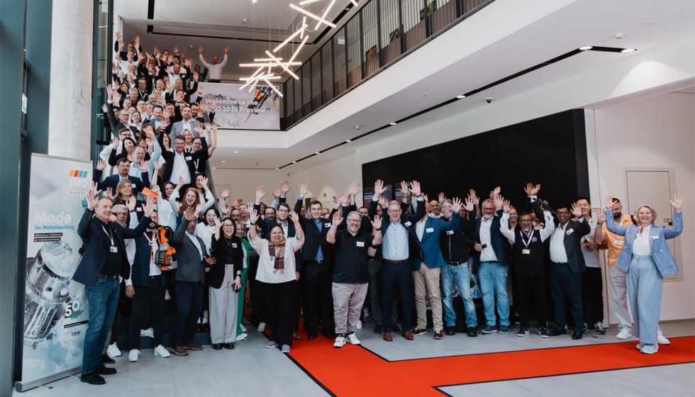 Participantes internacionales posan en la foto de familia durante la EMO Preview 2025, celebrada en Frankfurt