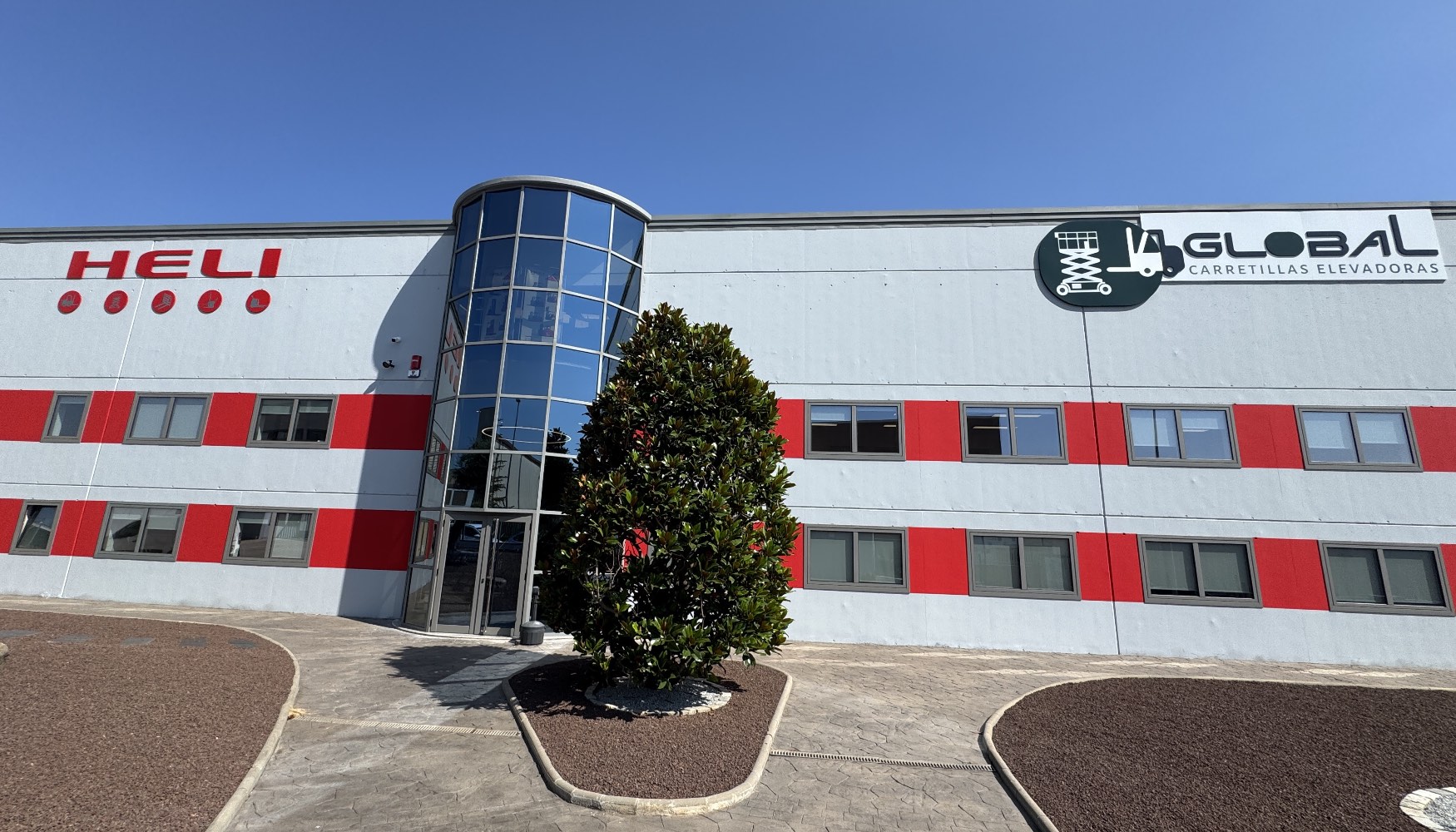 Fachada de las nuevas instalaciones de Global Carretillas en Poliny (Barcelona)