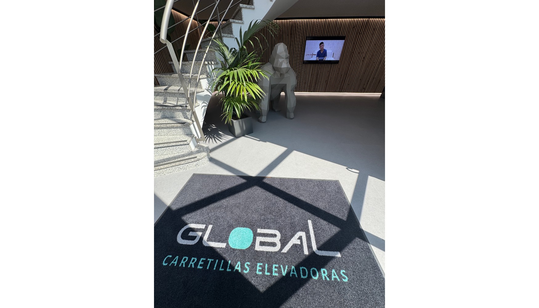 Acceso a las instalaciones ante la atenta mirada de Neo, el 'gorila' que da la bienvenida a todos los visitantes