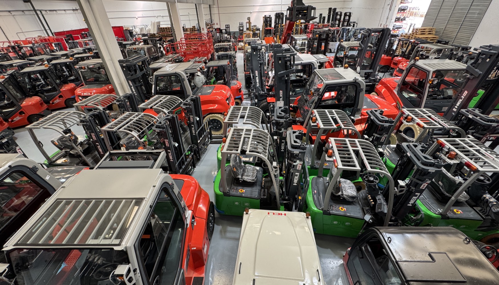 En sus nuevas instalaciones, Global Carretillas disfruta de una gran superficie para recibir y almacenar equipos