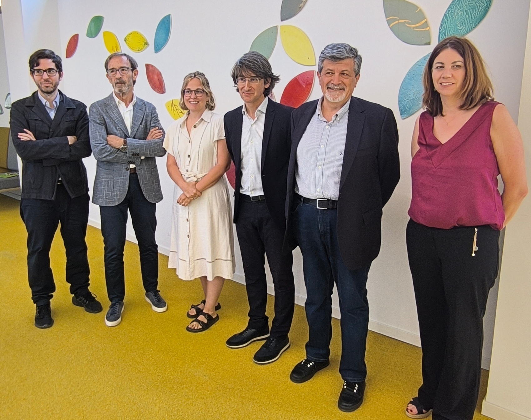 Foto de 'familia' tras la firma del acuerdo de colaboraci�n entre Afrucat y Eurecat