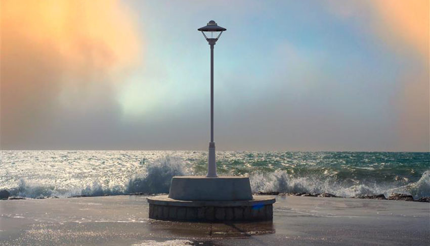 Conjunto ATP instalado junto al mar, operativo pese a la exposici�n directa al oleaje