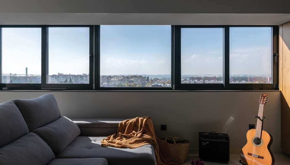 El vidrio inteligente de alta tecnologa Guardian Sun, bajo emisivo y de control solar, ayuda a aislarse del fro en invierno y del calor en verano...