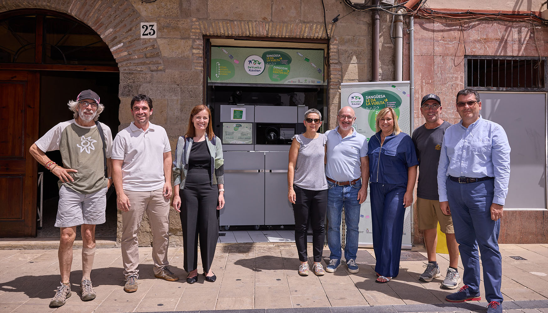 La directora general de Medio Ambiente, Ana Bretaa, junto con el presidente de la Mancomunidad de Sangesa, Aitor Sola...