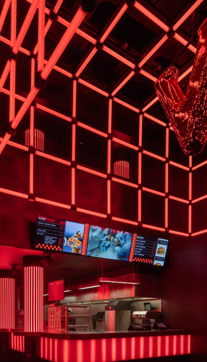 Detalle de la V suspendida dise�ada por External Reference que act�a como bola de discoteca. Foto: Marek Jarosz