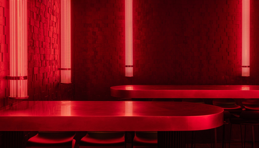 Las luces de ne�n rojo crean una escenograf�a lum�nica �nica. Foto: Marek Jarosz