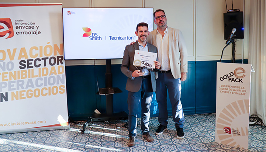Antonio Cebri�n, director Comercial de DS Smith Tecnicarton, recogiendo el premio