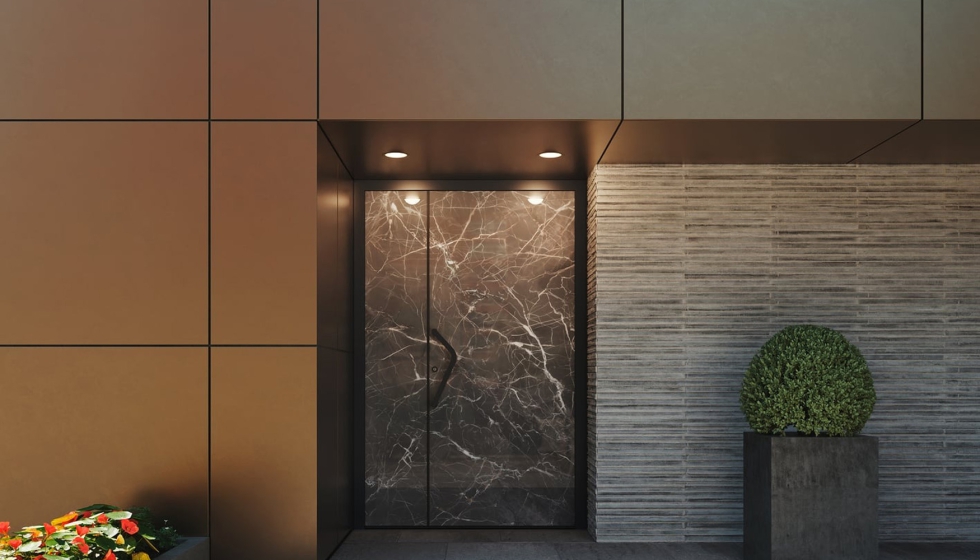 La impresora digital sobre vidrio con la que cuenta Finstral en su planta de vidrio aislante le permite fabricar puertas en este material con los ms...