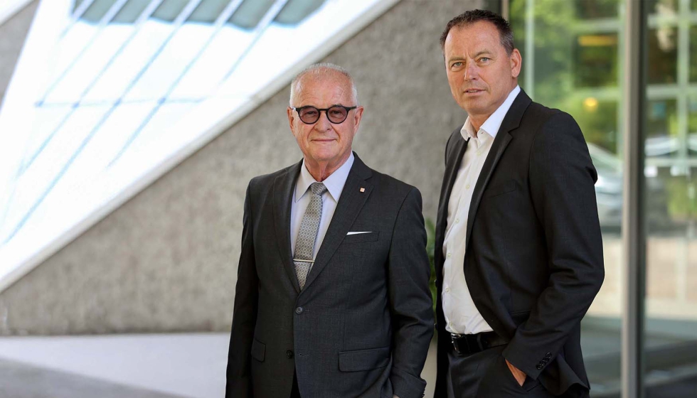 A la derecha de la imagen: el nuevo director general de Roto Frank Holding AG, Christoph Hugenberg. Su predecesor, el Dr...
