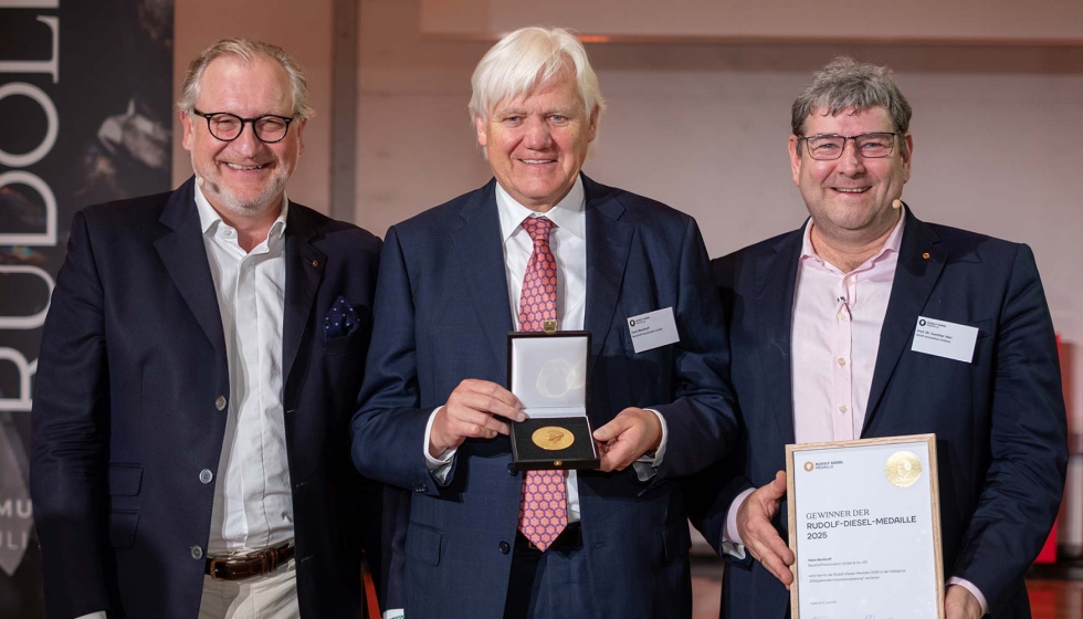 De izquierda a derecha, Alexander J...